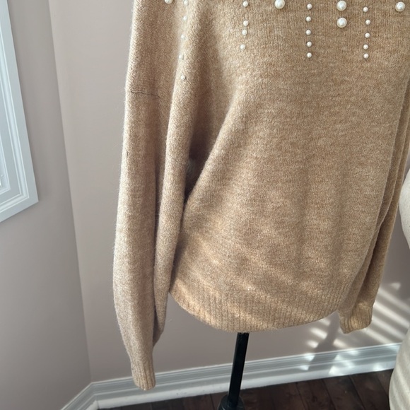 H&M l Long Sleeve Sweater with Faux Pearl Detail. - Picture 4 of 8